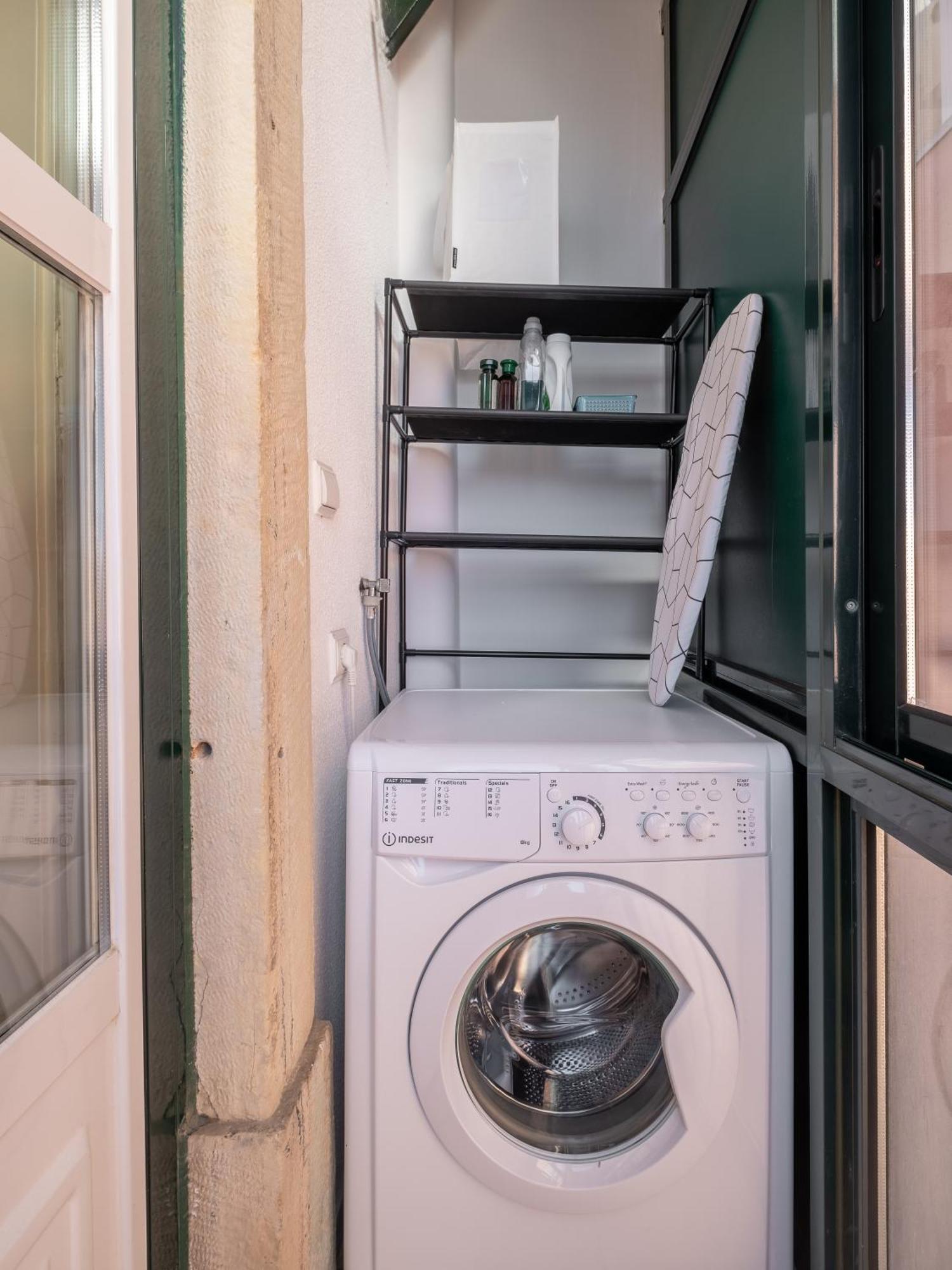 Cool Apartment Near Alfama Lisbon Luaran gambar